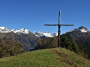 48 Alla croce del Monte Colle (1750 m) con vista verso le alte Orobie Brembane